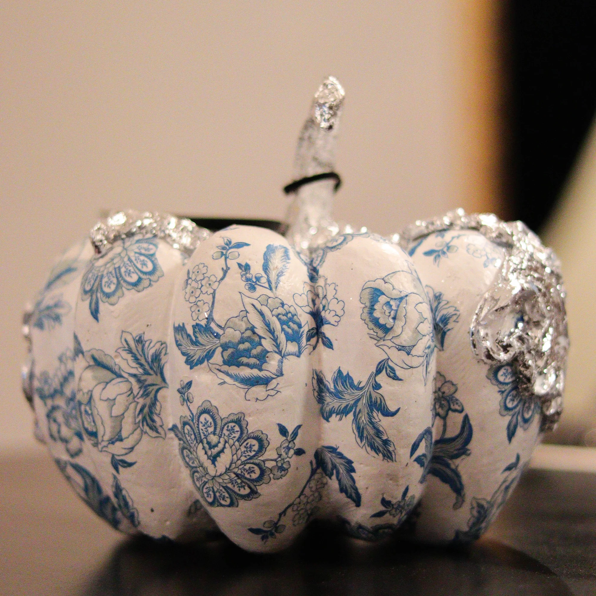 Calabaza Ornamento 47 de Escayola con Tallo - Image 2