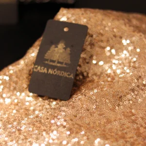 Camino de Mesa Oro Líquido con Paillette Dorado y Base de Seda