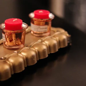 Centro de Mesa Gold con Base Elevada, Portavelas de Cristal y Velas Rojas