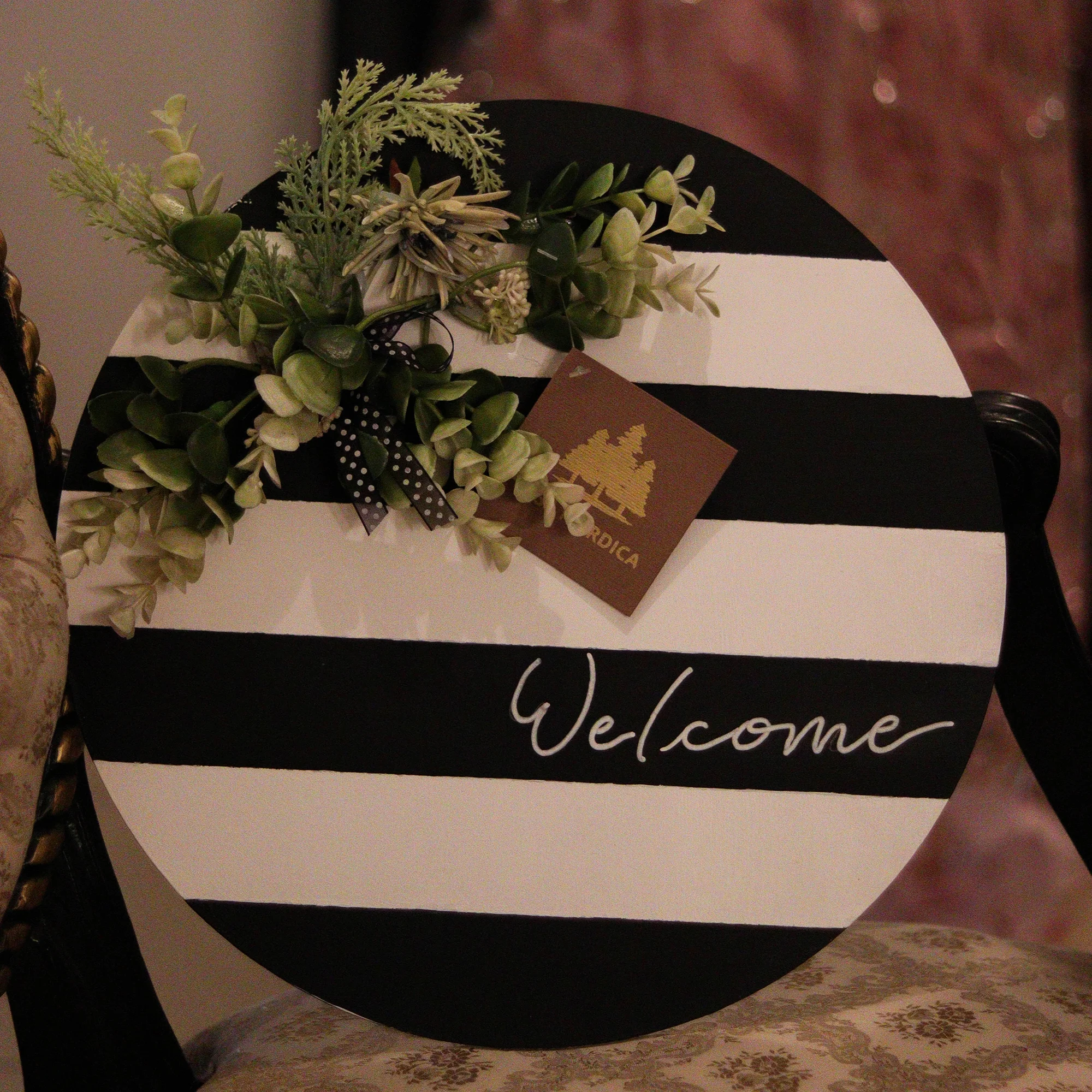 Colgante Rayas de Madera con Listón y Follaje Decorativo