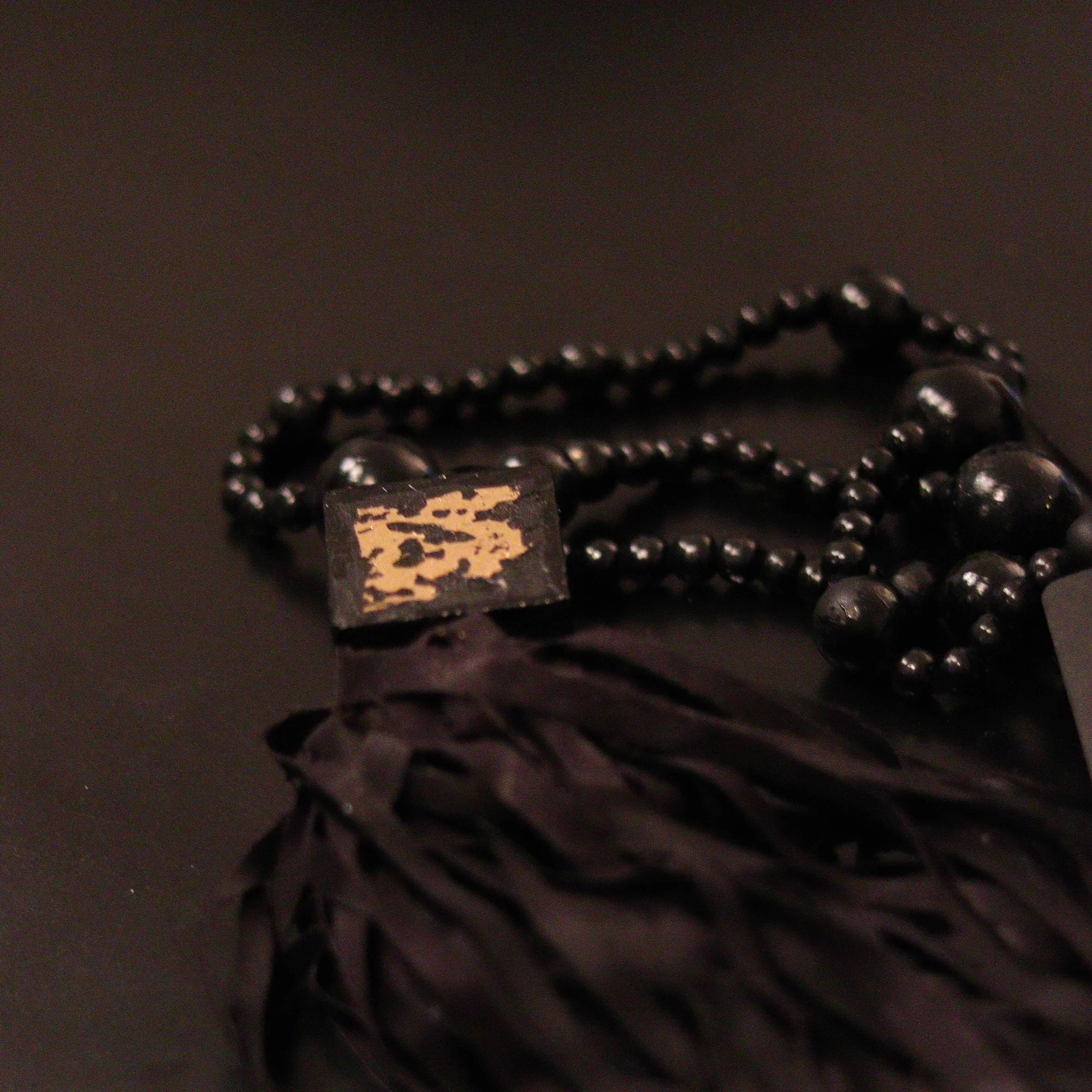 Collar de Mesa Marrakech de Madera con Adorno Marroquí y Borla de Polipiel - Image 3