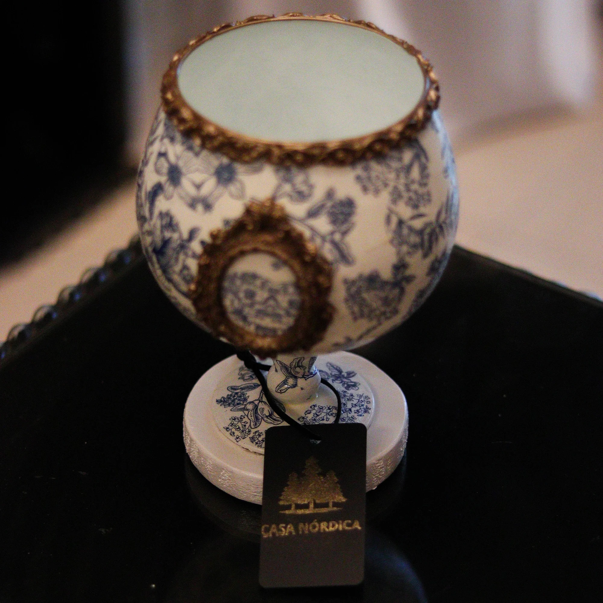 Copón Barroco de Cristal con Molduras Doradas y Base de Madera - Image 2