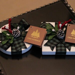 Decoración Buffalo de Madera con Cintas y Piña