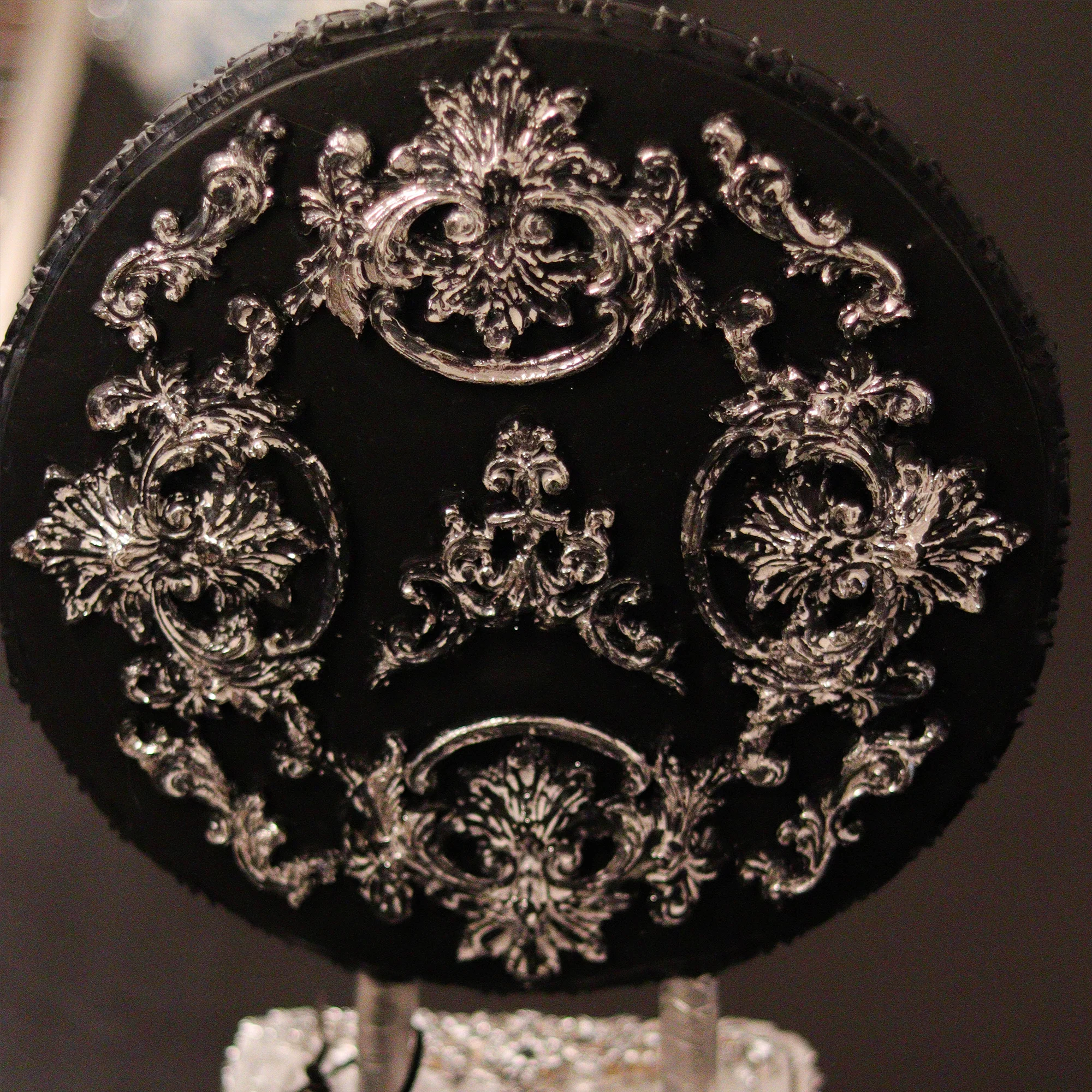 Escultura Ónix de Escayola con Relieve, Marquetería y Pan de Oro Plata