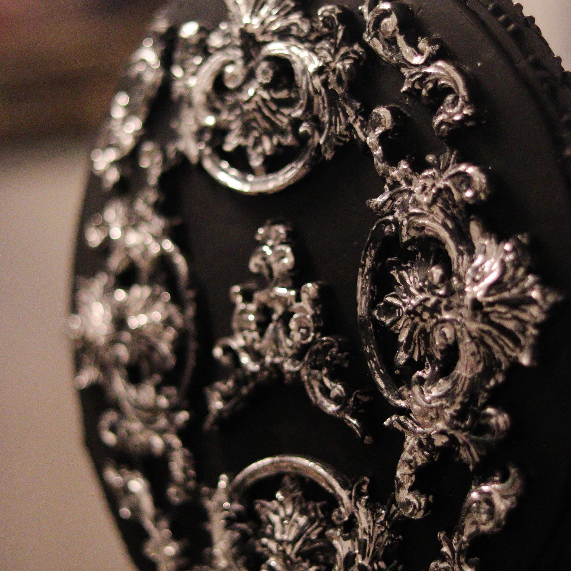 Escultura Ónix de Escayola con Relieve, Marquetería y Pan de Oro Plata - Image 3