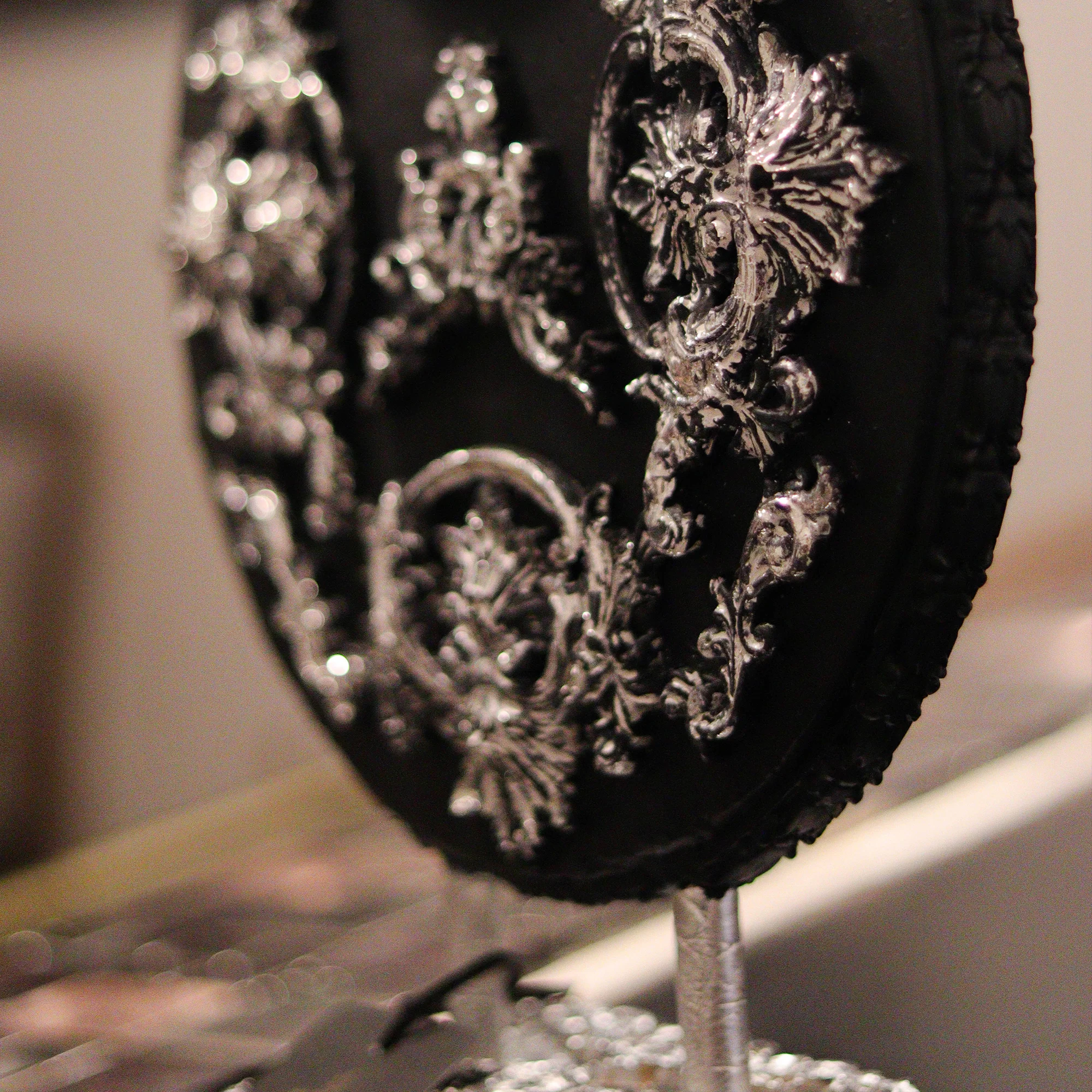 Escultura Ónix de Escayola con Relieve, Marquetería y Pan de Oro Plata - Image 2