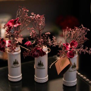 Florero Mini Granate de Cristal con Flores Decorativas