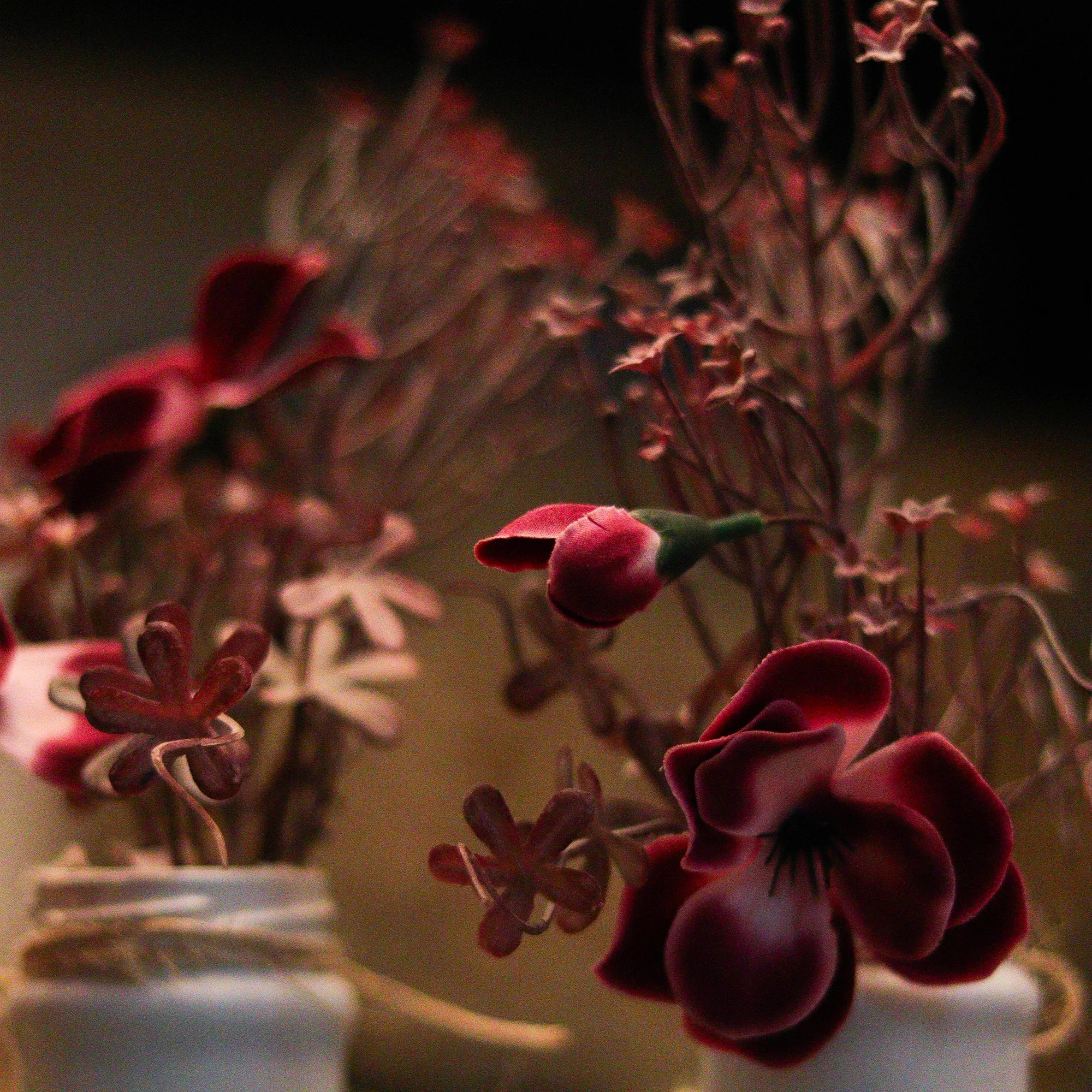 Florero Mini Granate de Cristal con Flores Decorativas - Image 2