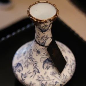 Jarrón Ánfora de Cristal con Molduras Doradas y Base de Madera