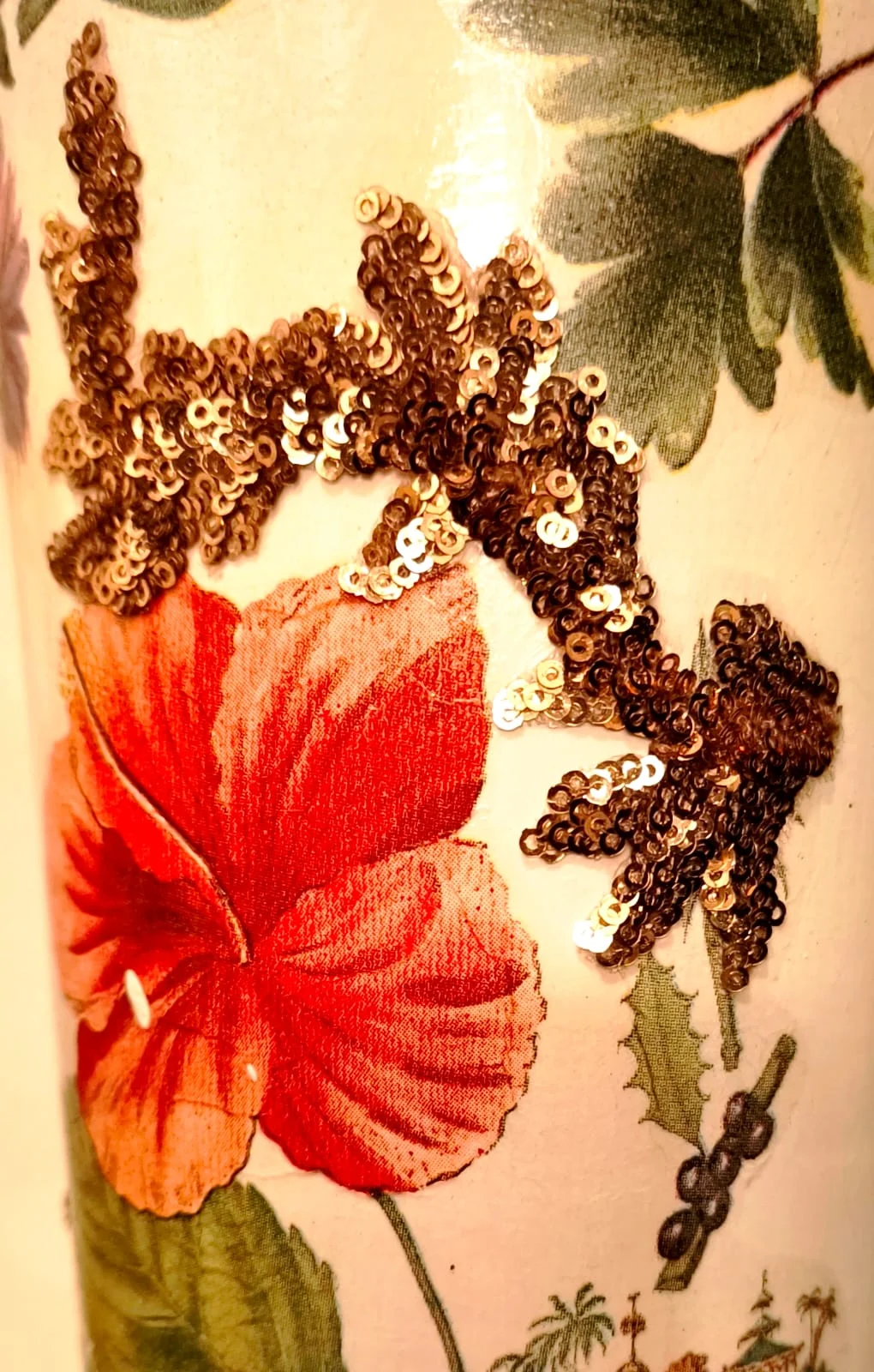 Jarrón MILÁN de cristal con detalles florales, piedras y base de madera - Image 5