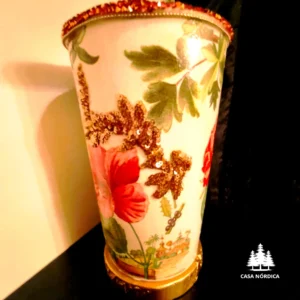 Jarrón MILÁN de cristal con detalles florales, piedras y base de madera