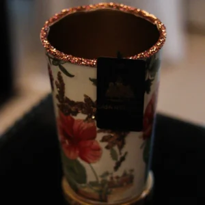 Jarrón Milán de Cristal con Detalles Florales, Piedras y Base de Madera