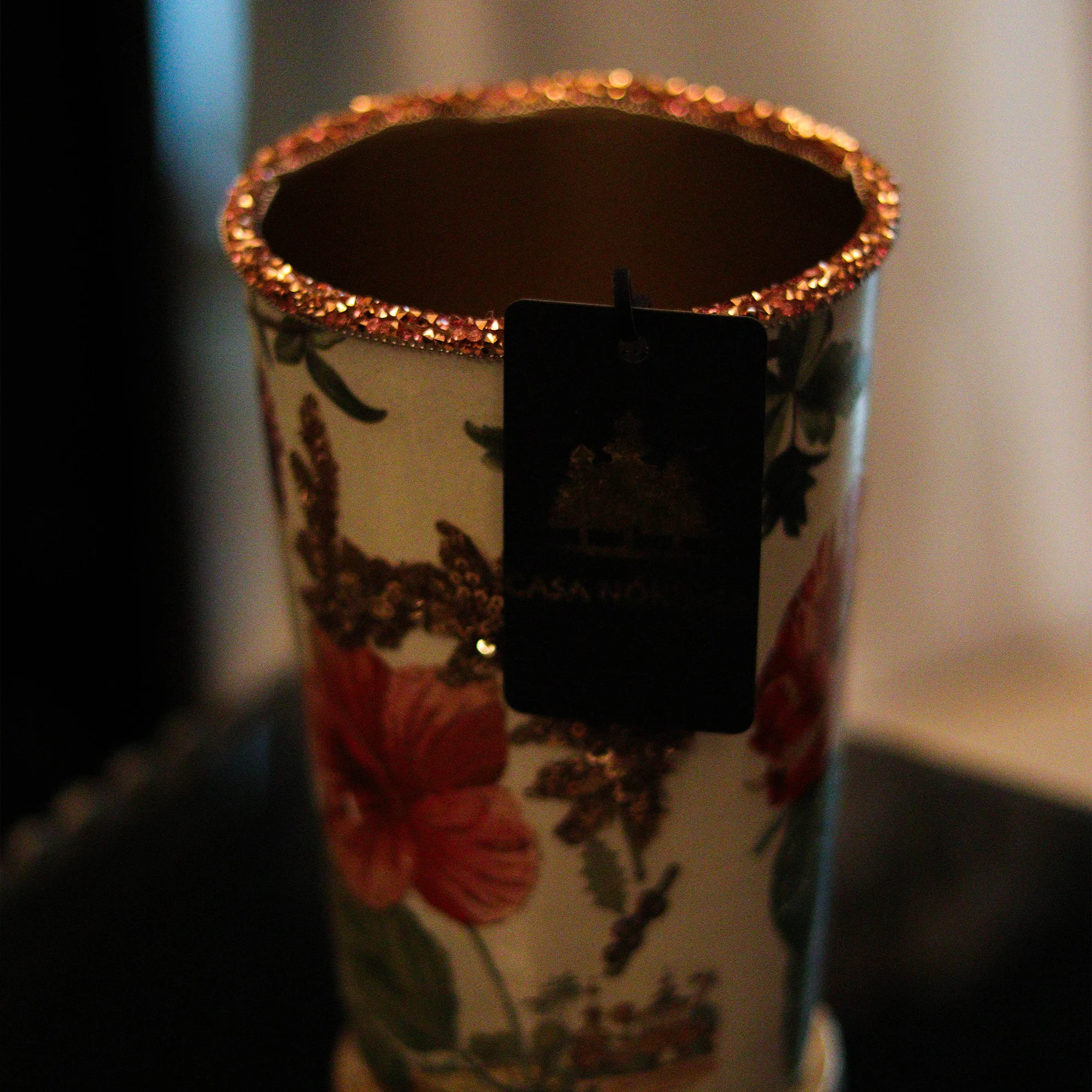 Jarrón Milán de Cristal con Detalles Florales, Piedras y Base de Madera - Image 3