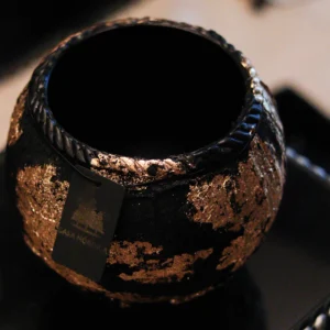 Jarrón Obsidiana con Textura Rústica, Marquetería y Apliques en Pan de Oro