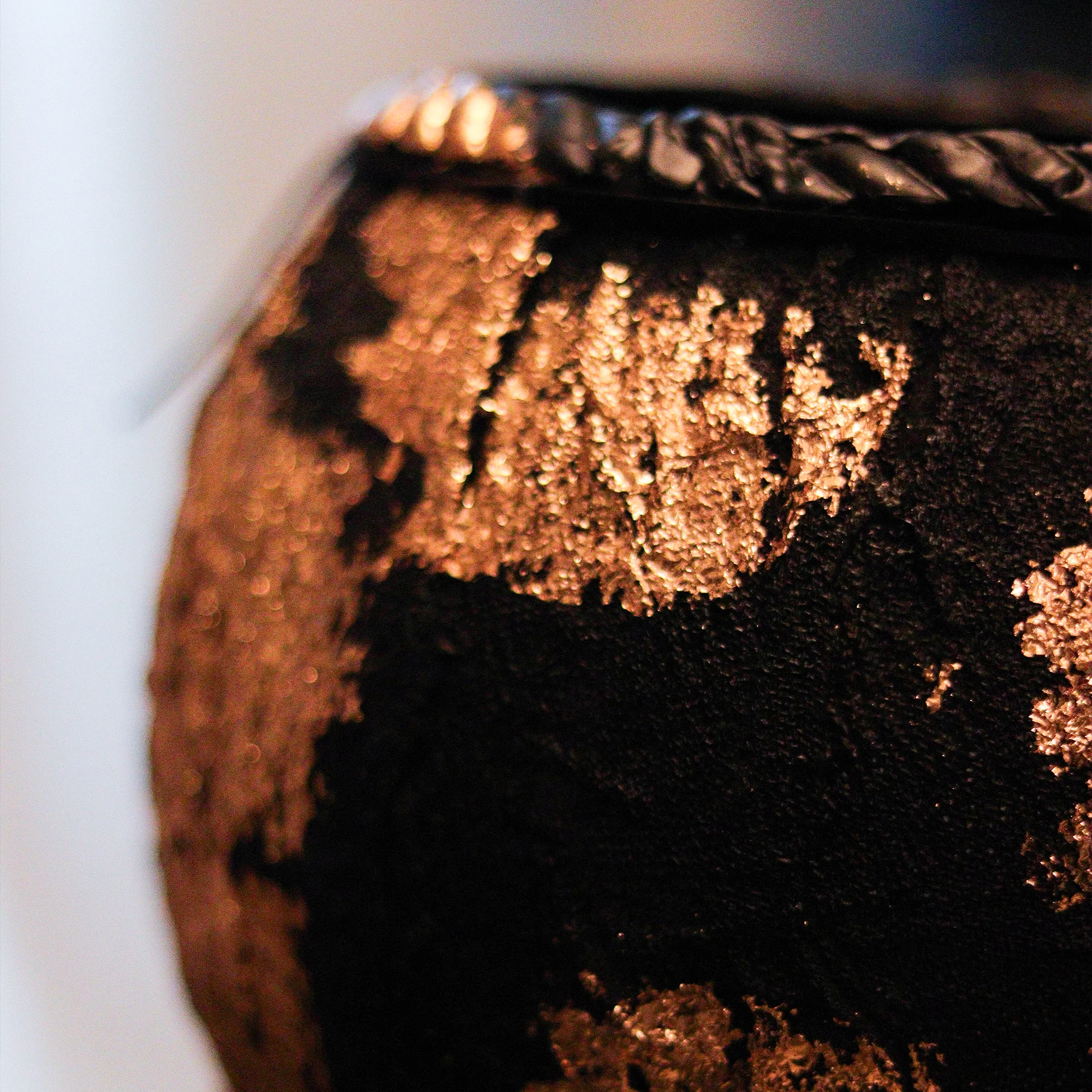 Jarrón Obsidiana con Textura Rústica, Marquetería y Apliques en Pan de Oro - Image 3