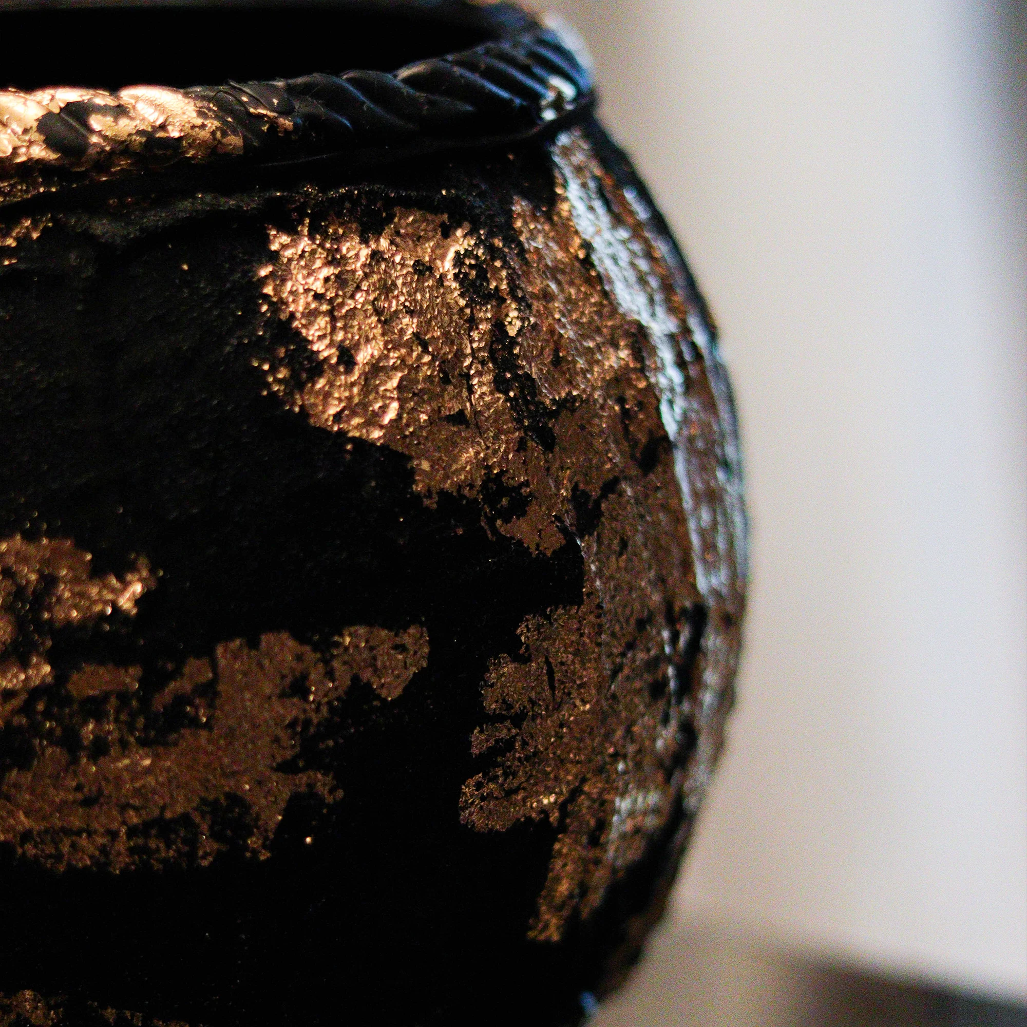 Jarrón Obsidiana con Textura Rústica, Marquetería y Apliques en Pan de Oro - Image 4