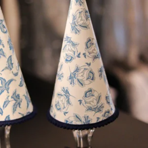 Pinos Victorianos de Escayola con Base de Cristal y Pasamanería Azul