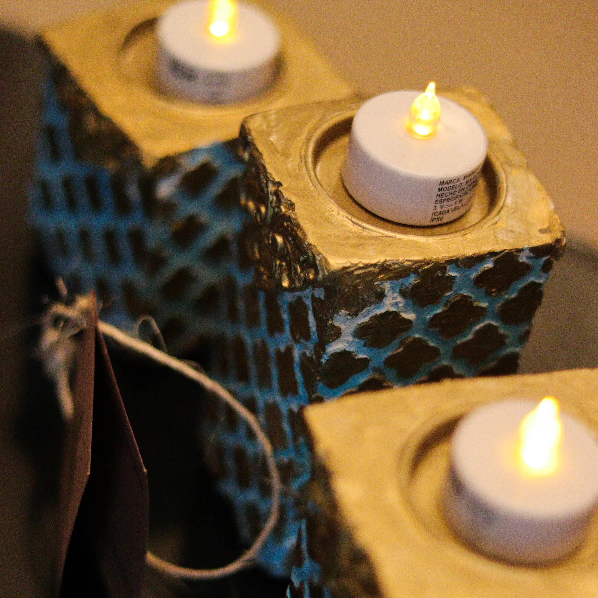 Trío Portavelas Mediterráneo de Escayola con Marquetería y Base Metálica - Image 2